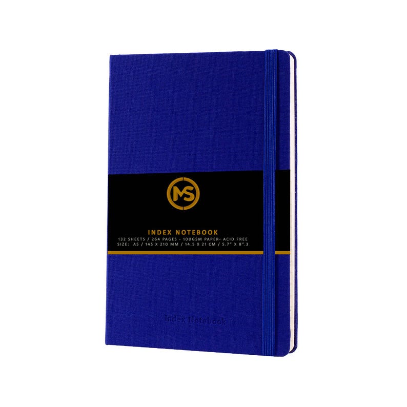 Pode incluir: Um caderno de &iacute;ndice azul com um logotipo preto e dourado e o texto "MS INDEX NOTEBOOK 132 SHEETS / 264 PAGES - 100GSM PAPER - ACID FREE SIZE: AS / 145 X 210 MM / 14.5 X 21 CM / 5.7" X 8.3"
