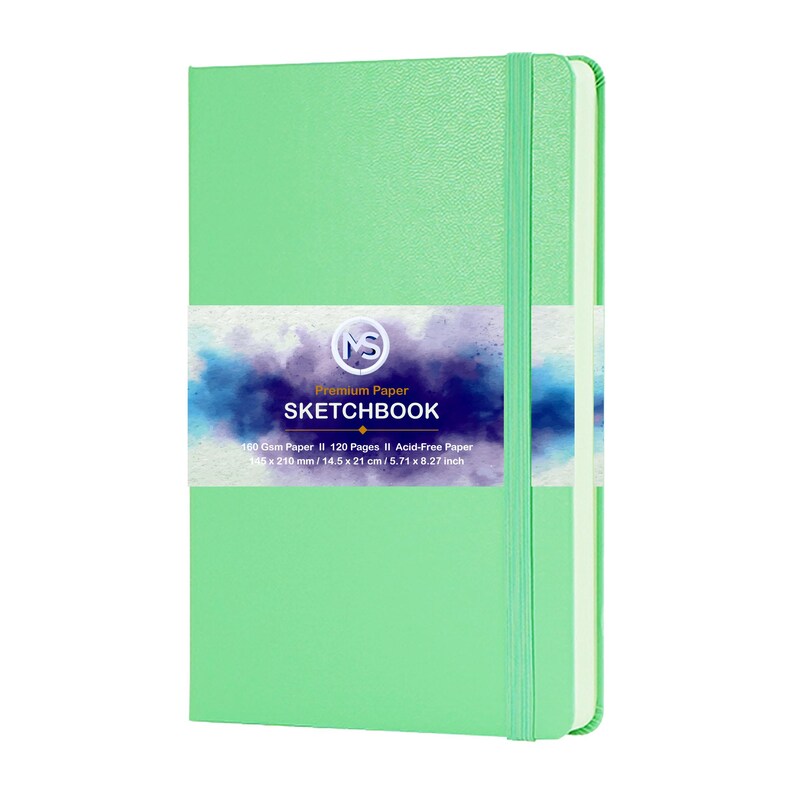 Puede incluir: Un cuaderno de bocetos verde menta con cierre de banda el&aacute;stica a juego. La portada presenta una banda blanca con el texto "Premium Paper SKETCHBOOK". El cuaderno contiene 120 p&aacute;ginas sin &aacute;cido y mide 14,5 x 21 cm.