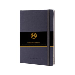 Pode incluir: Um caderno de &iacute;ndice cinza escuro com um r&oacute;tulo preto que diz "MS INDEX NOTEBOOK 132 SHEETS / 264 PAGES - 100GSM PAPER - ACID FREE SIZE: AS / 145 X 210 MM / 14.5 X 21 CM / 5.7" X 8.3"