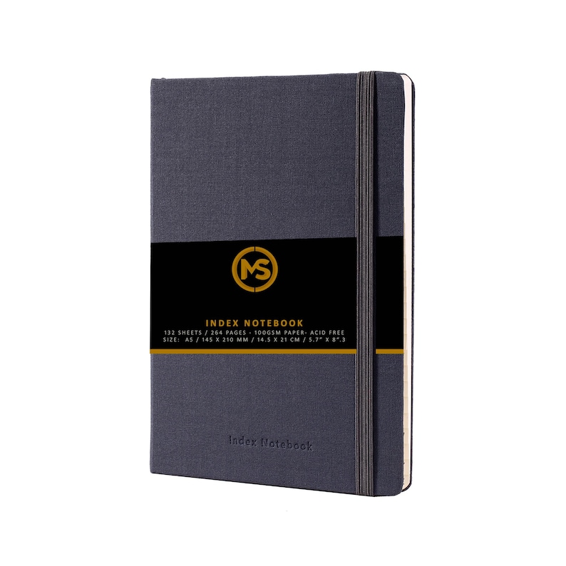 Pode incluir: Um caderno de &iacute;ndice cinza escuro com um r&oacute;tulo preto que diz "MS INDEX NOTEBOOK 132 SHEETS / 264 PAGES - 100GSM PAPER - ACID FREE SIZE: AS / 145 X 210 MM / 14.5 X 21 CM / 5.7" X 8.3"