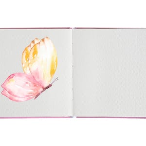 Puede incluir: Una pintura de acuarela de una mariposa rosa y amarilla en la portada de un diario rosa.