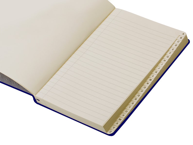 Pode incluir: Um caderno azul com um &iacute;ndice alfab&eacute;tico dourado na borda das p&aacute;ginas. O caderno tem p&aacute;ginas pautadas.