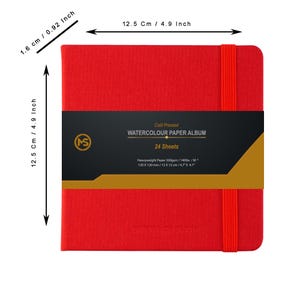 Puede incluir: &Aacute;lbum de papel de acuarela rojo con una etiqueta negra y dorada que dice "Cold Pressed Watercolor Paper Album 24 Sheets". La etiqueta tambi&eacute;n incluye las dimensiones del papel: 12 x 12 cm.