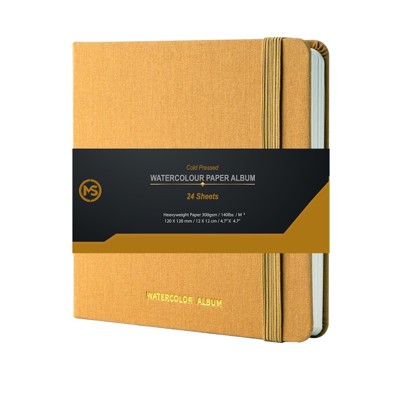 Puede incluir: Un &aacute;lbum de papel de acuarela dorado con 24 hojas de papel grueso prensado en fr&iacute;o. El &aacute;lbum mide 12 cm por 12 cm y est&aacute; etiquetado como "WATERCOLOUR PAPER ALBUM".
