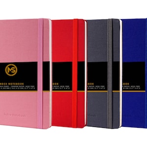 Pode incluir: Quatro cadernos de &iacute;ndice de capa dura em rosa, vermelho, cinza e azul. Cada caderno tem uma faixa preta com letras douradas que dizem "INDEX NOTEBOOK" e um logotipo dourado. Os cadernos est&atilde;o todos fechados e alinhados em uma fila.