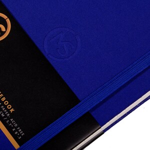 Pode incluir: Caderno de &iacute;ndice azul com capa preta e fecho de fita azul. A capa tem o texto "MS MY STATIONERY INDEX NOTEBOOK 100GSM PAPER - ACID FREE 132 SHEETS / 264 PAGES 14.5 X 21 CM / 5.7" X 8.3"
