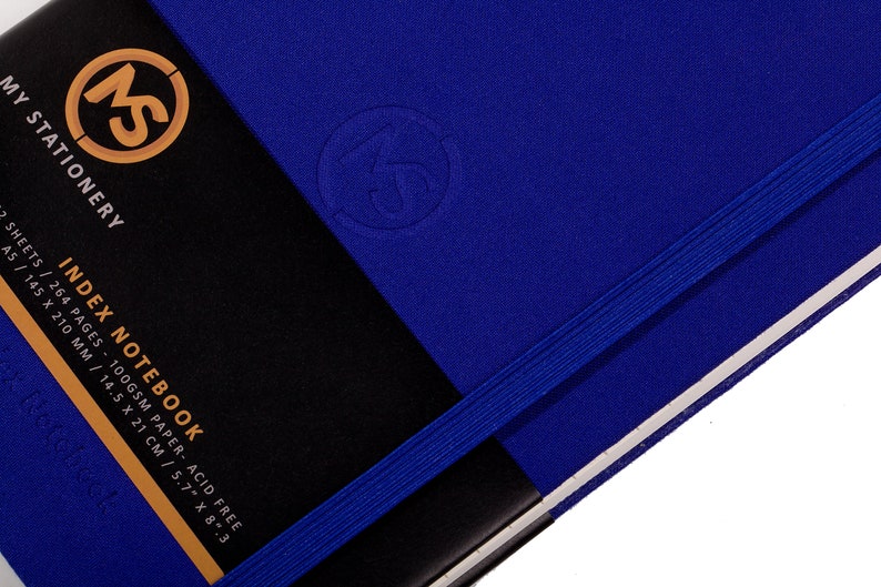 Pode incluir: Caderno de &iacute;ndice azul com capa preta e fecho de fita azul. A capa tem o texto "MS MY STATIONERY INDEX NOTEBOOK 100GSM PAPER - ACID FREE 132 SHEETS / 264 PAGES 14.5 X 21 CM / 5.7" X 8.3"