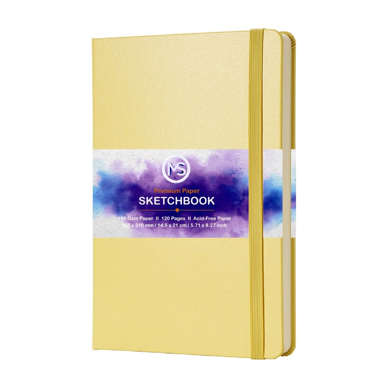 Puede incluir: Un cuaderno de bocetos amarillo con cierre de banda el&aacute;stica. La portada presenta una etiqueta con el texto "SKETCHBOOK" y detalles sobre el papel, incluido su tama&ntilde;o: 14,5 x 21 cm. El cuaderno tiene 120 p&aacute;ginas sin &aacute;cido.