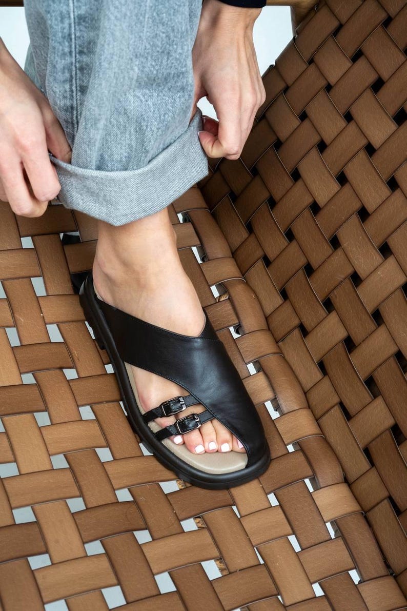 Very comfortable black leather backless sandals image 4