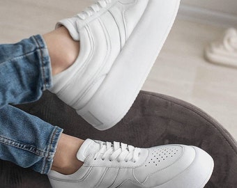Sneakers da donna con plateau in pelle traforata - Fodera personalizzata