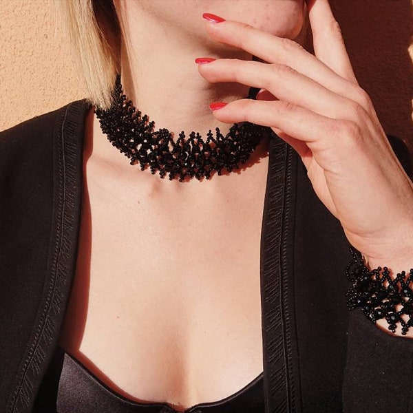 C'est… de la part de… Mathilda. Jean Reno~~Léon • Parure collier et bracelet •