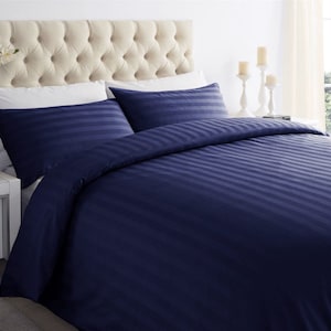 Puede incluir: Una funda nórdica de rayas azul marino con dos fundas de almohada a juego. La funda nórdica y las fundas de almohada están hechas de un tejido suave y cómodo.