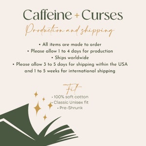 Puede incluir: Un gr&aacute;fico con el texto "Caffeine + Curses" y "Production and shipping" en una fuente de letra manuscrita. El texto de abajo enumera detalles sobre los tiempos de producci&oacute;n y env&iacute;o. El texto "Fit" est&aacute; escrito en una fuente de letra manuscrita con un dise&ntilde;o de estrella. El texto de abajo enumera el tipo de tela, el ajuste y los detalles de pre-encogido.