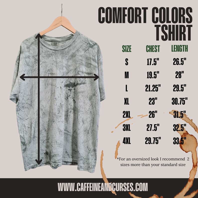 Puede incluir: Una camiseta gris de te&ntilde;ido anudado con una tabla de tallas que muestra las medidas de pecho y longitud en pulgadas. La tabla incluye las tallas S, M, L, XL, 2XL, 3XL y 4XL. El texto "COMFORT COLORS TSHIRT" est&aacute; en la parte superior de la tabla. El texto "WWW.CAFFEINEANDCURSES.COM" est&aacute; en la parte inferior de la tabla.