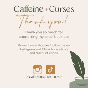 Puede incluir: Un mensaje de agradecimiento de la tienda Caffeine + Curses, con un fondo marr&oacute;n y una pluma verde. El texto dice "Muchas gracias por apoyar mi peque&ntilde;o negocio. Favorece mi tienda y s&iacute;gueme en Instagram y Tiktok para obtener actualizaciones y c&oacute;digos de descuento." Los identificadores de redes sociales son @caffeineandcurses, con iconos de Instagram y Tiktok.