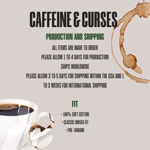Puede incluir: Un gr&aacute;fico con el texto "CAFFEINE & CURSES" en letras verdes sobre un fondo marr&oacute;n claro. El texto "PRODUCTION AND SHIPPING" tambi&eacute;n est&aacute; en letras verdes. El texto a continuaci&oacute;n explica que todos los art&iacute;culos se hacen por encargo y proporciona informaci&oacute;n de env&iacute;o. El texto "FIT" est&aacute; en letras verdes y enumera la tela y el ajuste del producto: 100% algod&oacute;n suave, ajuste cl&aacute;sico unisex, preencogido.