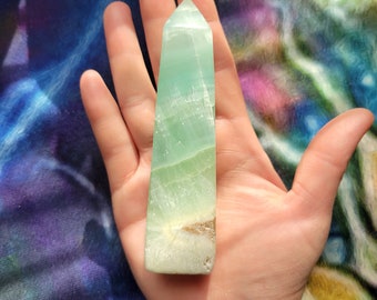 Groen gestreepte pistache-calcietobelisk, gepolijste groene pistache-calcietkristallen toren, cadeau voor verzamelaars van steen en kristal