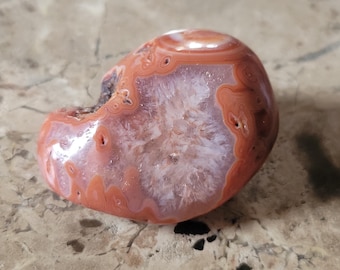 Pietra burattata di agata Bahia levigata con splendide venature, regalo perfetto per appassionati di minerali e collezionisti di cristalli.
