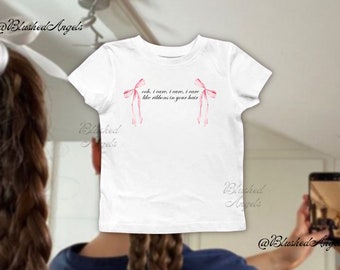 Lacy Oh Lacy Ribbons Coquette Baby Tee / Olivia Baby Tee, Camiseta gráfica Y2k, Camiseta para bebés de los años 90, Camiseta para bebés Guts, Camiseta All-American, Camiseta para bebés Bow