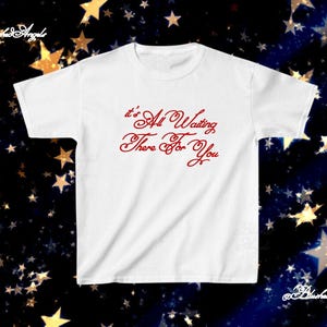 Het ligt allemaal voor je klaar Unisex T-shirt | Carlas Song T-shirt, KATTDO Shirt, KISSCO T-shirt, Together Together Tour Outfit, Harry Styles Shirt afbeelding 1