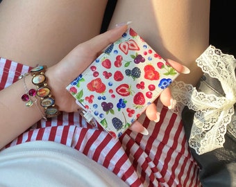 Porte-cartes en cuir blanc Summer Berries Coquette | Cadeaux tendance pour elle, cadeaux girly, cadeaux coquette esthétiques sympas