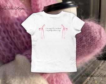 Jolie quand je pleure Coquette Olivia T-shirt bébé | T-shirt bébé coquette, t-shirt graphique de l'an 2000, t-shirt bébé des années 90, t-shirt tripes, t-shirt américain, t-shirt bébé noeud