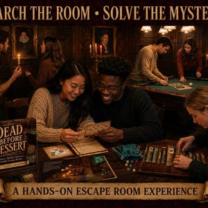 Może przedstawiać: Zestaw do gry escape room do druku Dead Before Dessert, kryminalna zagadka na kolację, z kartami do gry, turkusowym woreczkiem ze sznurkiem i planszami. Pudełko zawiera tekst Dead Before Dessert, A Dinner Murder Mystery Printable Escape Room.