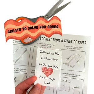 Op de afbeelding: Een wit papieren boekje met instructies voor het maken van een mini-boekje van een vel papier. Het boekje is getiteld "Calibration File Instructions by Dr. Tur Key". Het boekje heeft een rood hart met een bacon-patroon en de tekst "Rows is argh head".