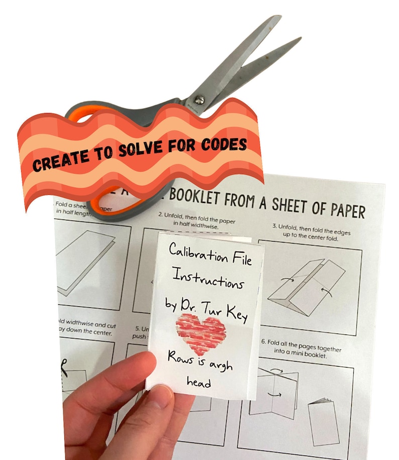 Op de afbeelding: Een wit papieren boekje met instructies voor het maken van een mini-boekje van een vel papier. Het boekje is getiteld "Calibration File Instructions by Dr. Tur Key". Het boekje heeft een rood hart met een bacon-patroon en de tekst "Rows is argh head".