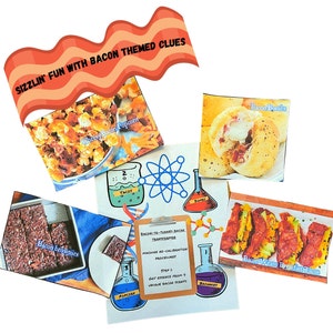 Op de afbeelding: Een verzameling kleurrijke kaarten met afbeeldingen van bacon-ge&iuml;nspireerde voedingsmiddelen, zoals bacon popcorn, bacon bommen, bacon brownies en bacon weave ontbijt tacos. De kaarten hebben tekst die zegt "Sizzlin' Fun with Bacon Themed Clues" en "Bacon-to-Turkey-Bacon Transformer Machine Re-Calibration Procedures".