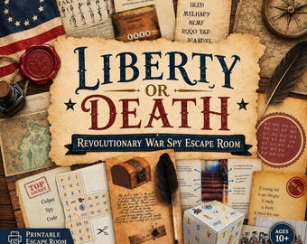 Può includere: Un kit di gioco escape room a tema spionaggio della Guerra d'Indipendenza con un cartello centrale in pergamena con il testo Liberty or Death, circondato da vari documenti stampati, una bussola, una penna d'oca e un cubo puzzle.