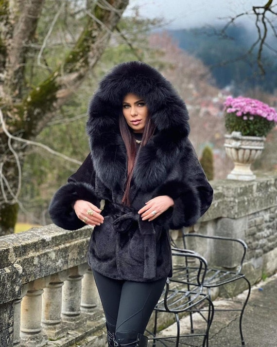 Coat with fur hood and cuffs online