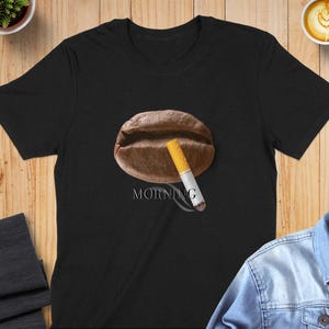 Camiseta para amantes del café, divertida camiseta para tomar café por la mañana, gráfico único de café y cigarrillo, camiseta informal unisex para entusiastas de la cafeína imagen 3
