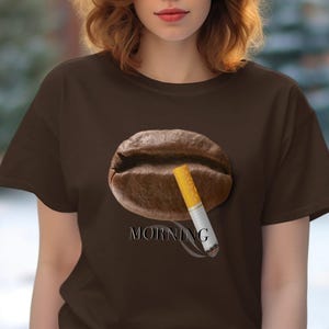 Camiseta para amantes del café, divertida camiseta para tomar café por la mañana, gráfico único de café y cigarrillo, camiseta informal unisex para entusiastas de la cafeína imagen 6