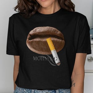 Camiseta para amantes del café, divertida camiseta para tomar café por la mañana, gráfico único de café y cigarrillo, camiseta informal unisex para entusiastas de la cafeína imagen 2