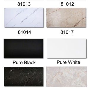 Pode incluir: Uma seleção de 10 padrões de azulejos diferentes para paredes e pisos. Os azulejos medem 30 cm por 60 cm e vêm em uma variedade de cores e estilos, incluindo branco, cinza, preto e bege. Os padrões de azulejos incluem mármore, madeira e concreto.