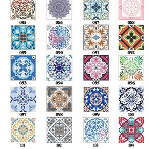 Może przedstawiać: Zestaw 16 kolorowych płytek z ozdobnymi wzorami. Płytki są kwadratowe i mają różne geometryczne i kwiatowe motywy. Płytki idealnie nadają się do dodania tradycyjnego stylu do każdego pomieszczenia.