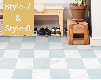 Puede incluir: Dos imágenes que muestran un azulejo de suelo a cuadros blanco y azul claro. La primera imagen muestra el azulejo en un pasillo con un banco de madera y una planta en maceta. La segunda imagen muestra el azulejo en una oficina en casa con un escritorio, una silla y una estantería.