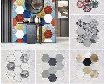 Puede incluir: Pegatinas para suelos de baldosas hexagonales antideslizantes y resistentes a los arañazos. Un conjunto de pegatinas para suelos hexagonales de varios colores y patrones, incluyendo veta de madera, diseños geométricos y patrones florales. Las pegatinas se muestran sobre una superficie blanca.