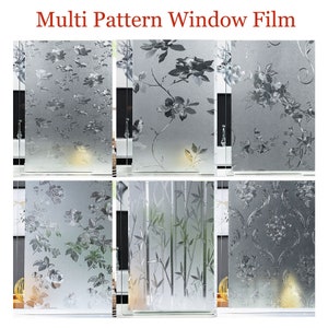 Könnte beinhalten: Multi Pattern Fensterfolie mit sechs verschiedenen Milchglas-Paneelen. Jedes Paneel zeigt ein einzigartiges botanisches oder Damast-Design in Grau und Weiß, darunter Rosen, blühende Zweige und Bambusstangen mit halbtransparenter Optik.