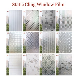 Puede incluir: Doce estilos diferentes de película adhesiva estática para ventanas. La película es transparente y tiene varios patrones, incluyendo formas geométricas, líneas y copos de nieve.