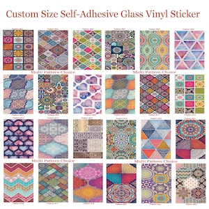 Könnte beinhalten: Eine Auswahl von 24 bunten, gemusterten Glas-Vinyl-Aufklebern. Die Aufkleber sind in vier Reihen mit jeweils sechs Aufklebern angeordnet. Jeder Aufkleber hat ein anderes geometrisches Muster. Die Aufkleber sind perfekt, um jeder Glasoberfläche eine persönliche Note zu verleihen.