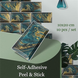 Könnte beinhalten: Selbstklebende Fliesenaufkleber zum Abziehen und Aufkleben in einem blauen und goldenen Marmormuster. Die Aufkleber sind 10x20 cm groß und werden in einem Set mit 10 Stück geliefert.