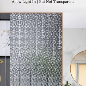 Puede incluir: Pel&iacute;cula de ventana de adherencia est&aacute;tica esmerilada con un patr&oacute;n geom&eacute;trico 3D. La pel&iacute;cula est&aacute; dise&ntilde;ada para proteger la privacidad mientras permite que la luz pase. El texto en la imagen dice "Frosted Static Cling Widow Film", "3D Pattern | Protect Your Privacy", y "Allow Light In | But Not Transparent".