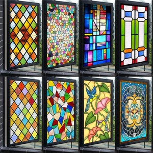 Könnte beinhalten: Acht verschiedene Buntglas-Fensterfolien-Designs. Die Designs umfassen geometrische Muster, Blumenmuster und abstrakte Muster. Die Folien sind alle in verschiedenen Farben, darunter Rot, Blau, Grün, Gelb und Orange.