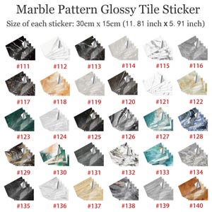 Może przedstawiać: Kolekcja błyszczących naklejek na płytki z wzorami marmuru. Każda naklejka ma wymiary 30 cm x 15 cm. Obraz przedstawia różne wzory, w tym efekty czarnego, białego, szarego i brązowego marmuru, każdy oznaczony numerem.