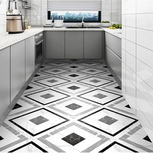 以下が含まれることがあります： 白い地下鉄タイルの壁と白黒の幾何学模様の床のあるキッチン。床は、大理石調の正方形のタイルでできています。