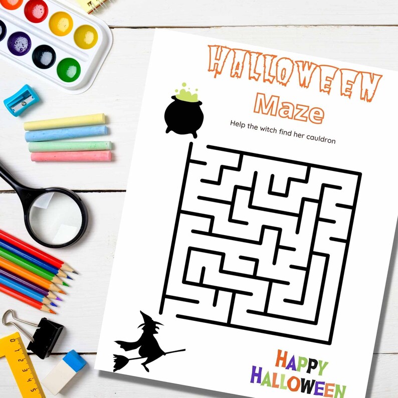 Peut inclure: Un labyrinthe d'Halloween noir et blanc avec une sorci&egrave;re volant sur un balai et un chaudron &agrave; la fin. Le texte "HALLOWEEN Maze" et "Help the witch find her cauldron" est en haut du labyrinthe. Le texte "HAPPY HALLOWEEN" est en bas du labyrinthe.