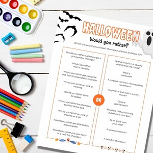 Peut inclure: Un jeu de soci&eacute;t&eacute; sur le th&egrave;me d'Halloween "Would You Rather?" avec deux colonnes de choix effrayants. Le jeu pr&eacute;sente des chauves-souris orange et noires, un fant&ocirc;me et un cr&acirc;ne.