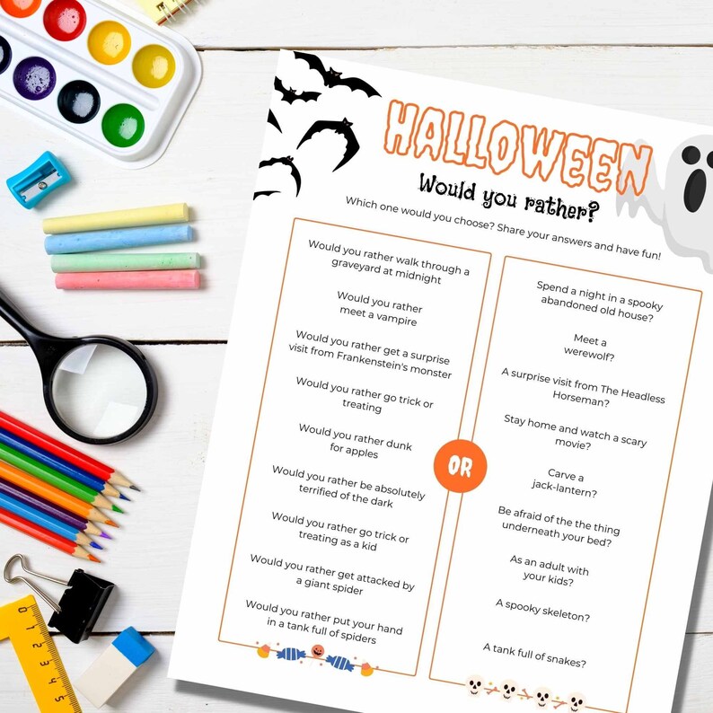 Peut inclure: Un jeu de soci&eacute;t&eacute; sur le th&egrave;me d'Halloween "Would You Rather?" avec deux colonnes de choix effrayants. Le jeu pr&eacute;sente des chauves-souris orange et noires, un fant&ocirc;me et un cr&acirc;ne.